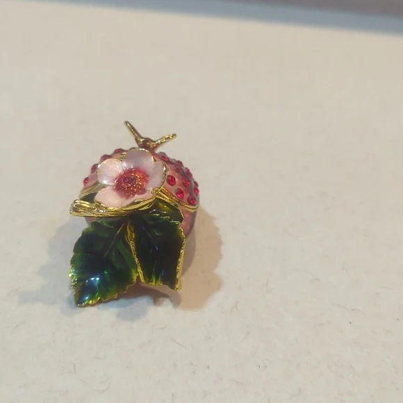 Elegant Rhinestone Jeweled Strawberry with Bee Ring/Trinket Box - Picture 2 of 3